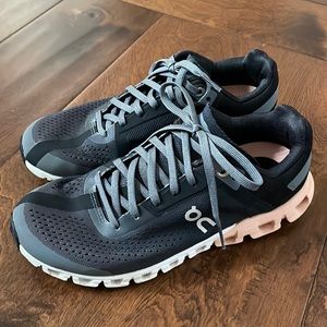 On Cloudflow women’s size 6